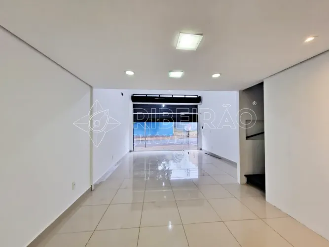 Loja no Centro para locação com Fachada em Vidro