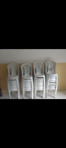 Cadeiras plasticas usadas 