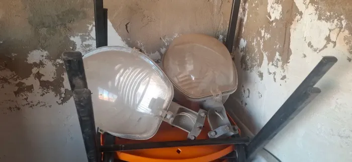Luminária pública fechada com policarbonato e soquete E27