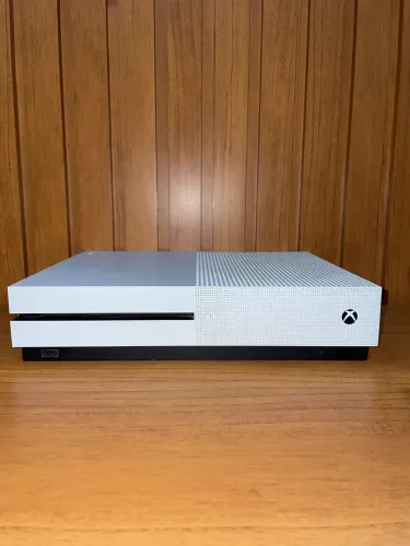 Xbox One S +60 jogos e limpeza preventiva