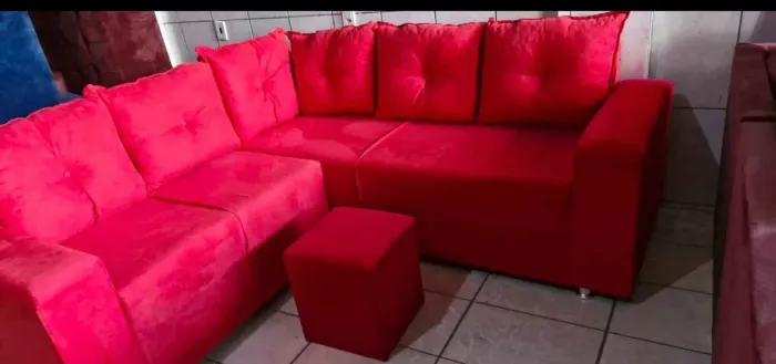 SOFÁ DE CANTO EM L COM PUFF
