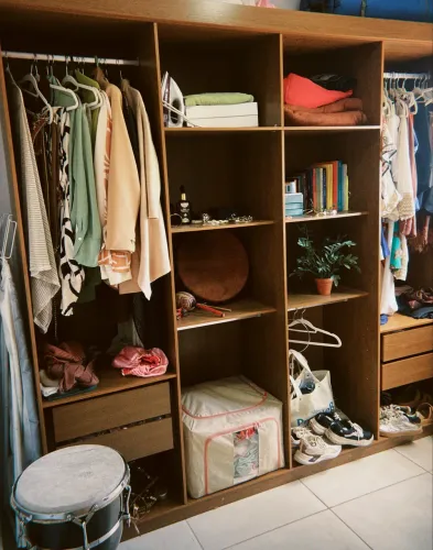 Closet Casal MDF Rufato Hera Gold - Imbuia | 4 Gavetas + 8 Prateleiras