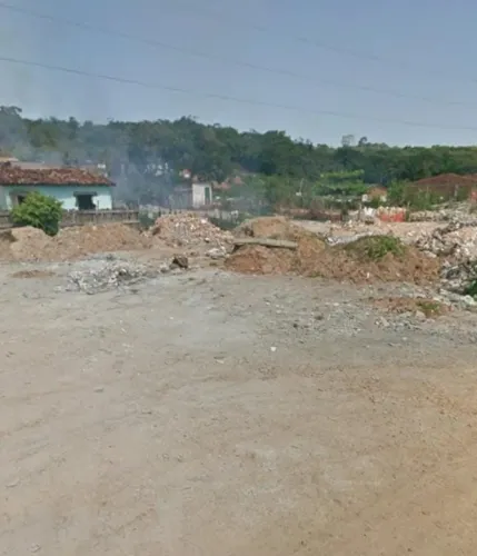 Terreno com casa em construção