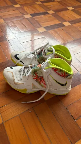 Tênis Nike Zoom LeBron Soldier 8 (Estampa Floral) - Tamanho 39,5