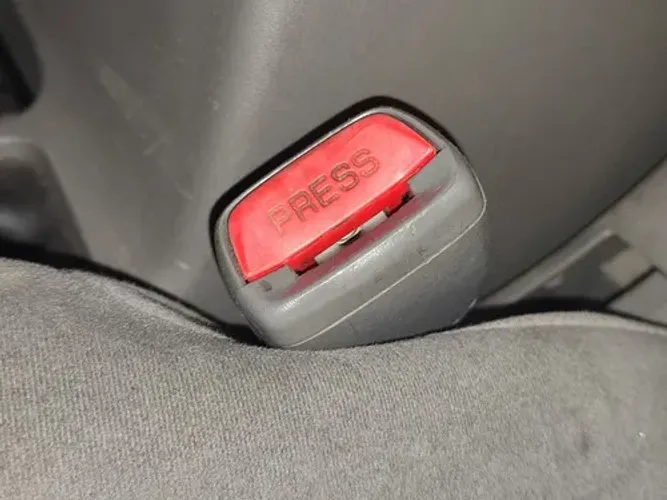 Trava Engate Cinto  Dianteiro Esquerdo Nissan Sentra 08/13 
