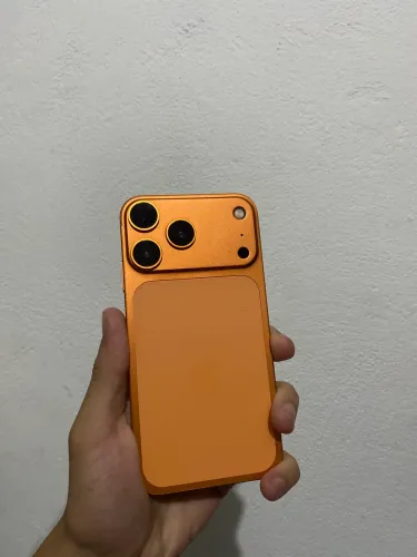 iPhone XR na carcaça do 17