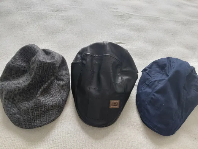 3 boinas masculinas (couro sintético, linho e algodão)