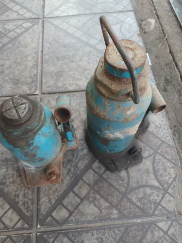 2 macaco hidraulico para manutenção 