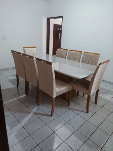 Mesa grande com 8 cadeiras