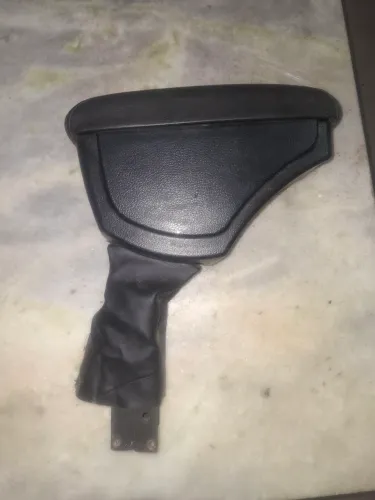Apoio de braço universal para carro.