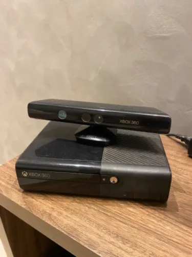 XBOX 360 SUPER SLIM ORIGINAL + 3 CONTROLE