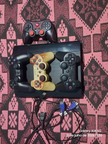 Ps3 super slim desbloqueado com 4 controles 2 de ps3 e um de ps4