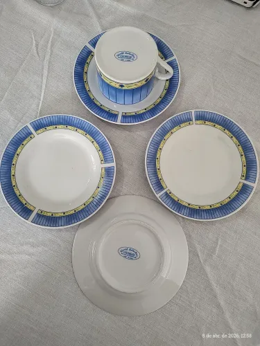 Xícara de chá com 3 pires em porcelana
