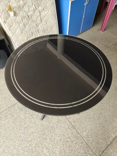 Mesa tampo de vidro com 4 cadeiras bem conservada ((ENTREGO GRATIS))