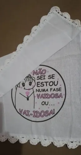 Pano de prato Memes com decoração em crochê