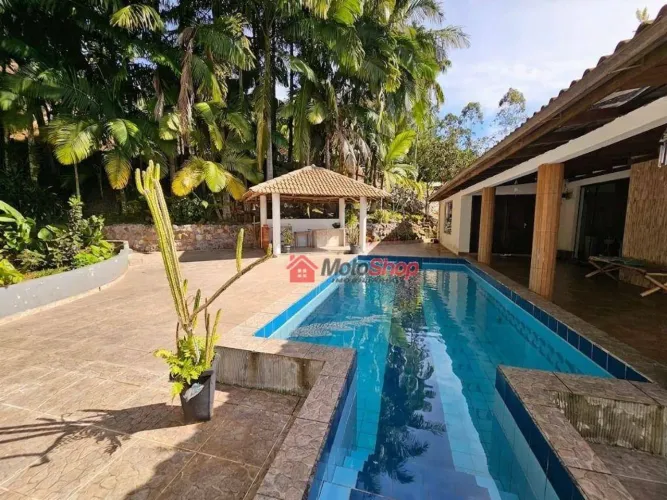 Casa com piscina de 3 dormitórios à venda, 375 m² por R$ 700.000