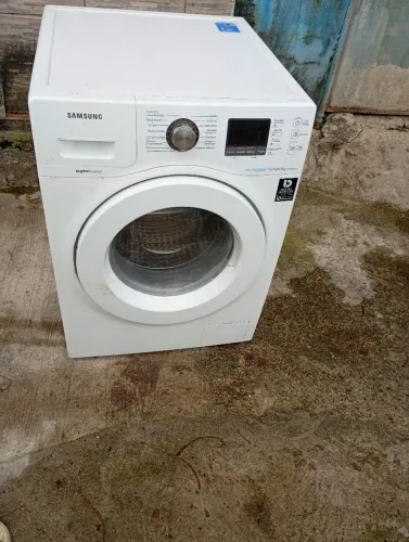 Máquina de lavar roupa funcionando perfeitamente 