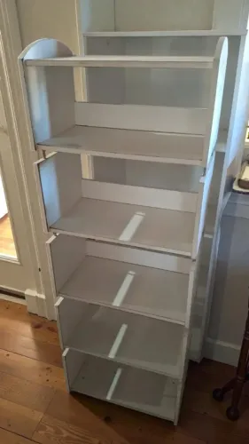 Sapateira de mdf branca, em bom estado.