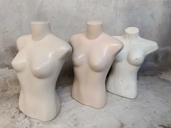Manequim meio feminino 