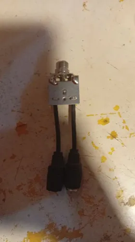Divisor de sinal de antena 1x2 (1 entrada F, 2 saídas TV)