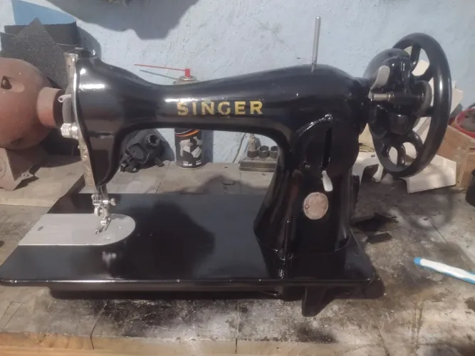 Máquina de costura Singer reta pretinha