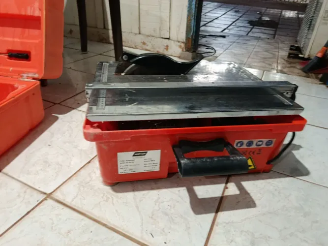 Máquina de cortar piso sem poeira