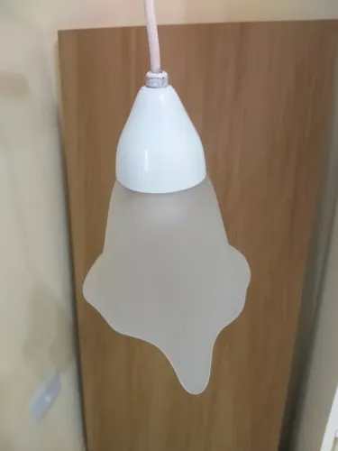 Lustre Pendente Formato de Flor com Vidro Fosco em ótimo estado