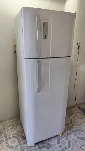 Vendo geladeira Electrolux Frost Free funcionando perfeitamente faço entrega