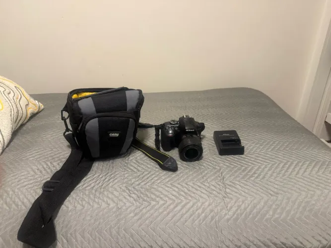 Camera dslr Nikon D3300 com lente 18-55 mm (preta).