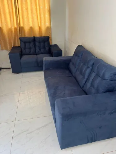 Jogo de sofá almofadado  na cor azul e na cor bege me de três lugar 1,85 de 2 lugar 1.35l 