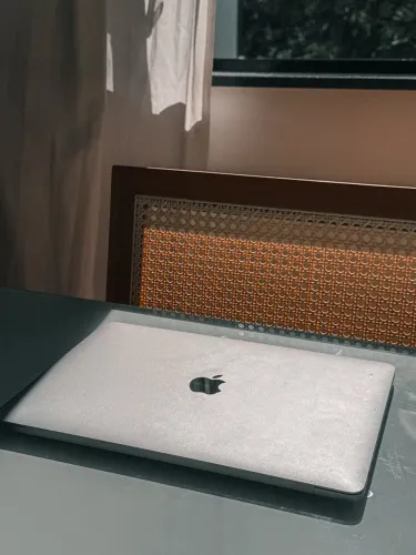 MacBook Pro M2 13 2022 - 8GB RAM / 256GB SSD - Excelente estado