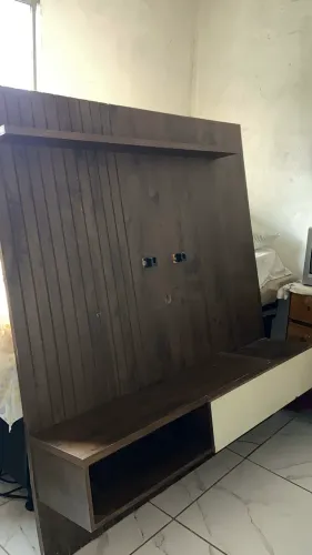 Painel de TV grande completo com rack