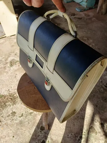 Mala antiga escolar vintage em couro natural