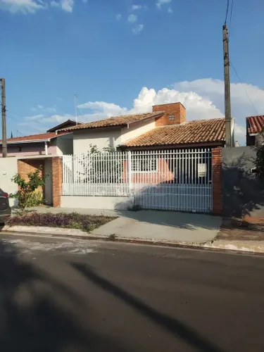 Casa no bairro Jardim das Tulipas com 3 dormitórios, suíte, espaço gourmet com churrasquei