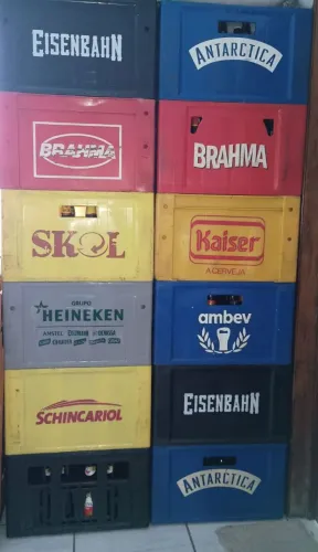 Engradados de cerveja acompanha as garrafas