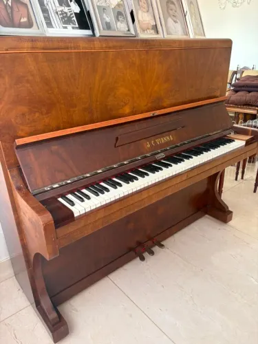 Piano de parede Viana antigo
