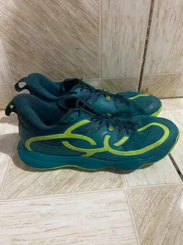 TENIS VOLEI/BASQUETE POUCO USADO TRAVANDO PERFEITAMENTE