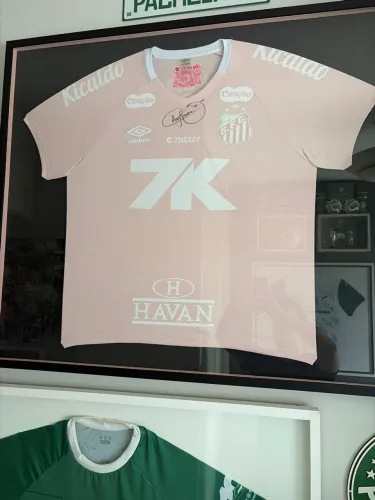 Camisa emoldurada e autografada Neymar