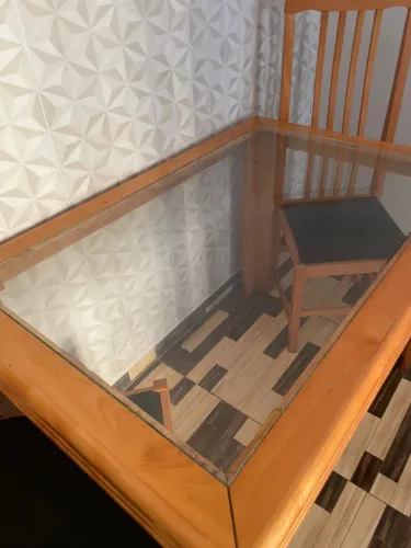 Mesa de madeira com vidro