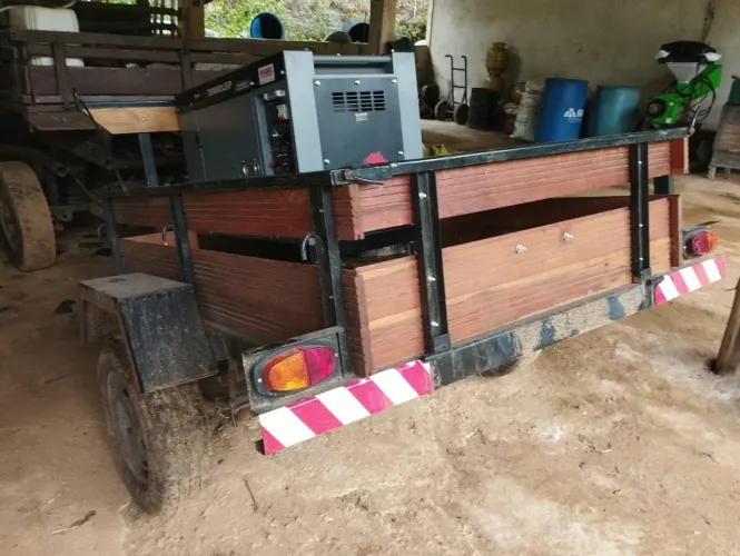 Vende-se gerador com reboque