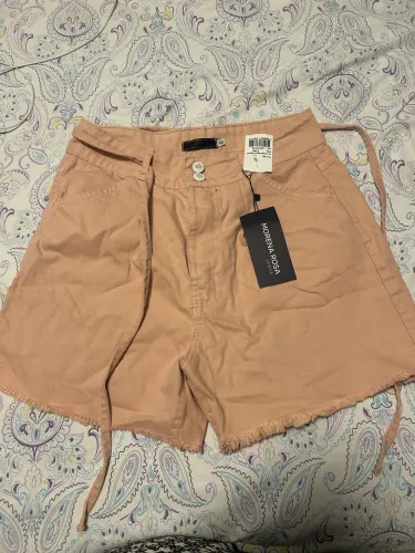 Short morena rosa na etiqueta