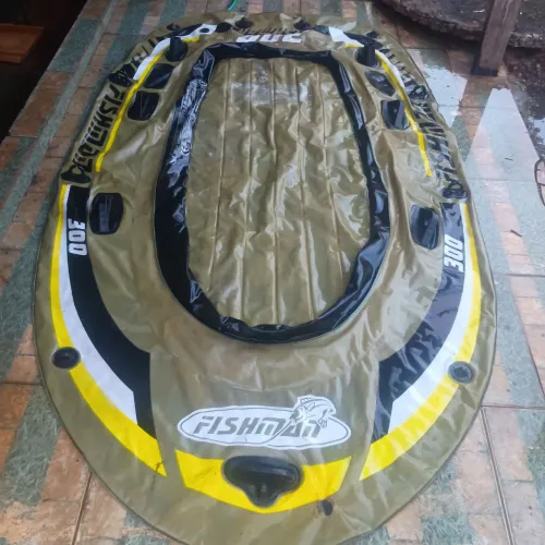 Bote inflável com defeito