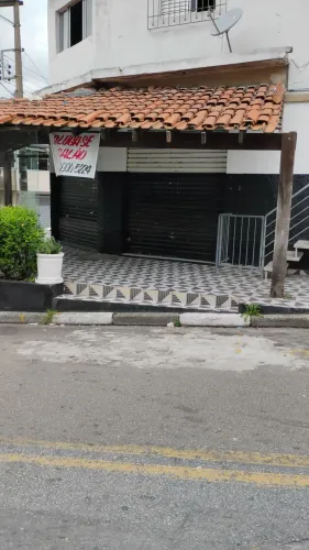 Salão grande com  duas portas de aço .