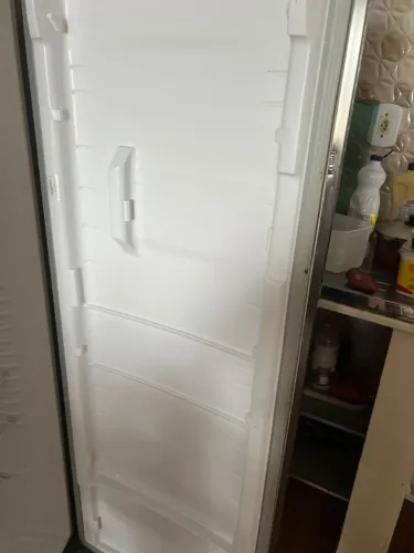 Vende se está geladeira em perfeito estado funcionando perfeitamente, valor 600 reais fac