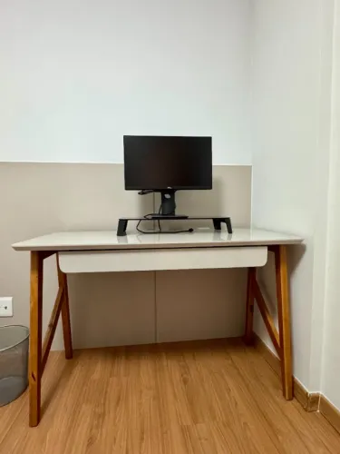 Escrivaninha Off-White com Gaveta e Pés em Madeira ? Home Office