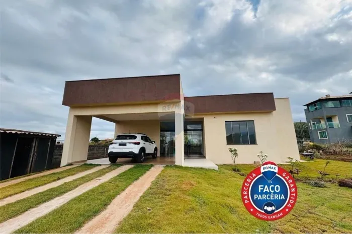 Exclusividade e Natureza: Casa Linear com Vista para a Serra da Moeda!
