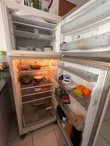 Vendo geladeira semi nova !!