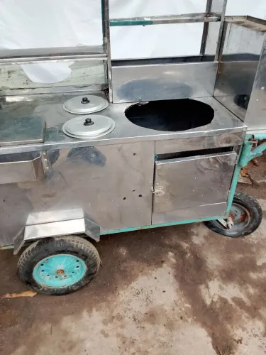 Vende -se uma carrocinha pra lanches diversos estado de conservação pronto pra ganhar dinh