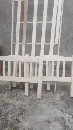 Cama de solteiro rústica de madeira pinus maciça.