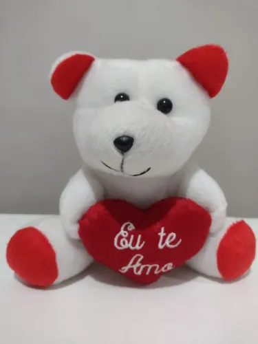 ursinho de pelúcia branco com coração vermelho bordado "Eu Te Amo"